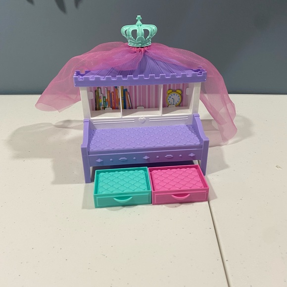 Barbie, Chelsea, Mini Golf, And Cute Canopy Bed Set. Sold Together. - Picture 3 of 5